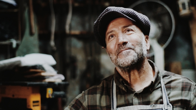 Çöpe atılan eşyaları yeniden tasarlıyor